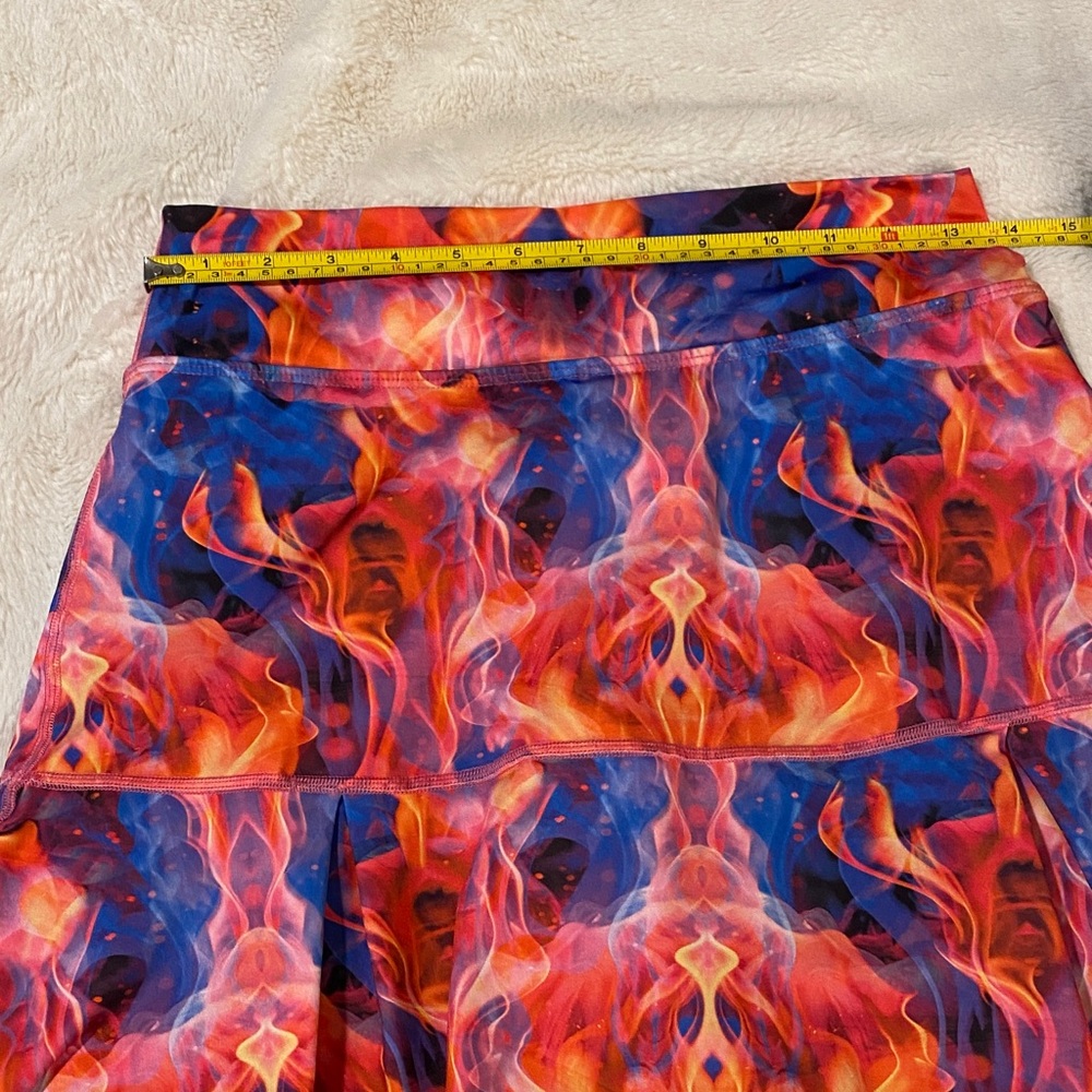Dona Jo Colorful Abstract Women's SKORT. Size 2 which is a Medium, 8-10 - Picture 7 of 9